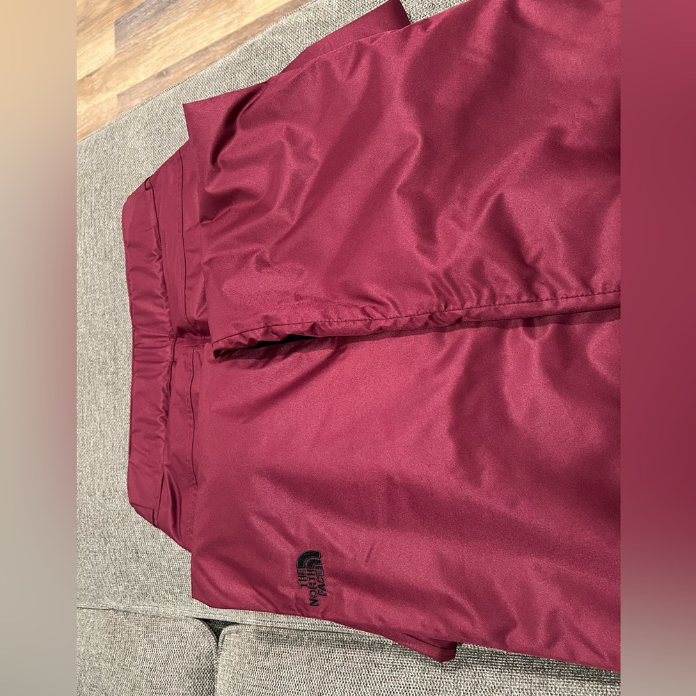 Burgundy The North Face ski pants #skiwear